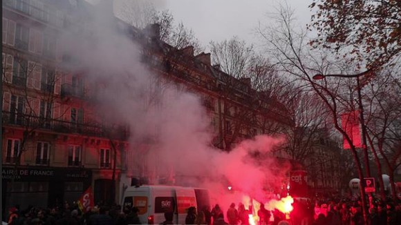 Hàng ngàn người tham gia bãi công phản đối cải cách hưu trí của chính phủ Pháp tại thủ đô Paris, ngày 5-12. Ảnh: THX/TTXVN