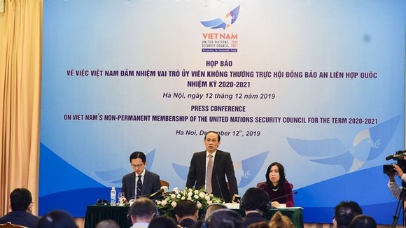 Thứ trưởng Bộ Ngoại giao Lê Hoài Trung chủ trì buổi họp báo