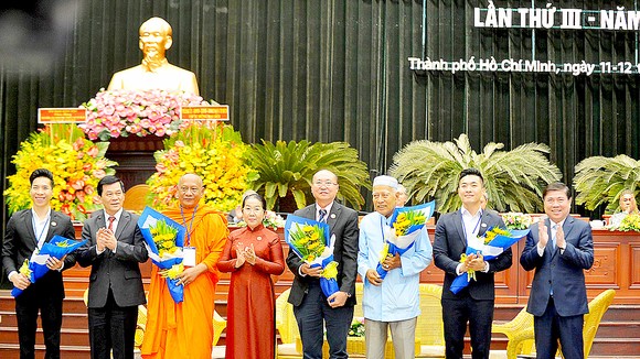Chủ tịch UBND TPHCM Nguyễn Thành Phong và Phó Bí thư Thành ủy TPHCM Võ Thị Dung với các cá nhân tiêu biểu tham gia giao lưu tại đại hội. Ảnh: NGUYỄN NHÂN
