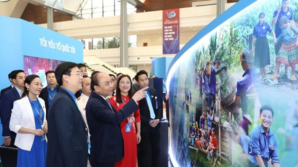 Thủ tướng Nguyễn Xuân Phúc với các đại biểu tham quan Triển lãm “Tôi yêu Tổ quốc tôi” tại Đại hội. Ảnh: TTXVN