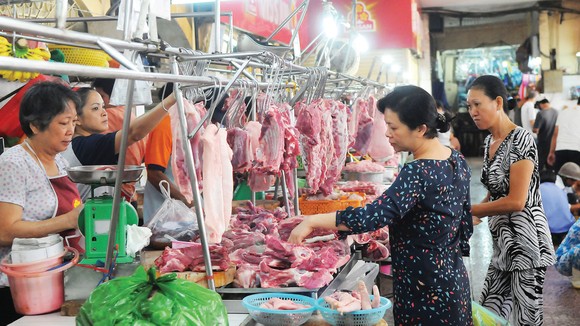 Dù giá đang có xu hướng tăng nhưng nhu cầu mua thịt heo của người dân vẫn rất lớn. Ảnh: CAO THĂNG