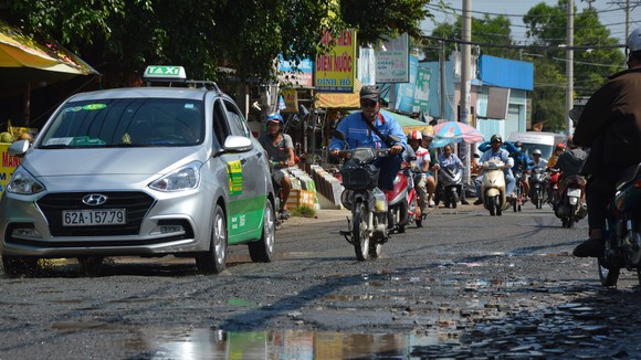 Mặt đường tỉnh lộ 9 nham nhở, gây mất an toàn giao thông