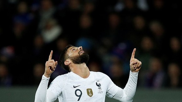 Olivier Giroud ăn mừng bàn thắng