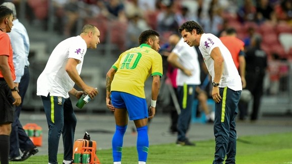 Neymar dính chấn tbui7ng ở Singapore