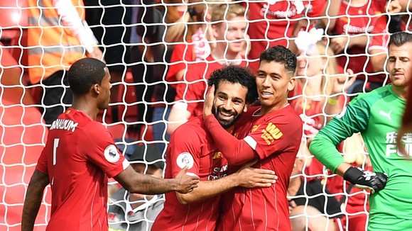Firmino mừng bàn thắng của Salah.