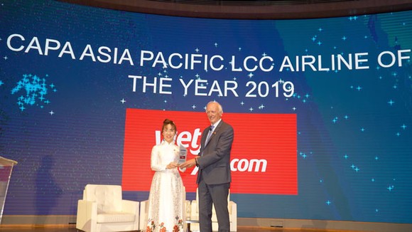Tổng Giám đốc Vietjet Nguyễn Thị Phương Thảo (trái) nhận giải thưởng "Hãng hàng không chi phí thấp của năm tại khu vực châu Á - Thái Bình Dương" được trao bởi Chủ tịch danh dự CAPA Ông Peter Harbison.