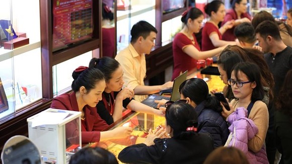 Giao dịch vàng tại các doanh nghiệp. (Ảnh: PV/Vietnam+)