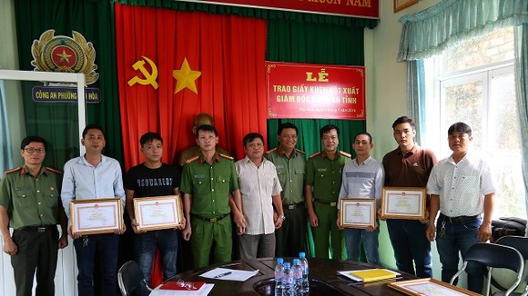 "Hiệp sĩ" Nguyễn Thanh Hải (bên phải) cùng đồng đội nhận Giấy khen của Công an tỉnh Bình Dương