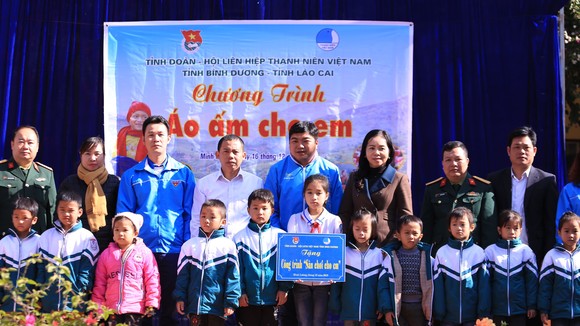 Hàng trăm phần quà đã được trao tặng cho trẻ em huyện Văn Bàn, tỉnh Lào Cai