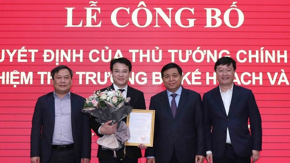 Bộ trưởng Nguyễn Chí Dũng trao quyết định và cùng lãnh đạo Bộ Kế hoạch và Đầu tư chúc mừng tân Thứ trưởng Trần Quốc Phương 