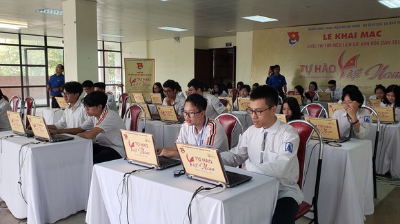 Các học sinh trường THPT Chuyên Hà Nội Amsterdam là những thí sinh đầu tiên bấm nút tham dự cuộc thi tìm hiểu lịch sử, văn hóa dân tộc năm 2019.