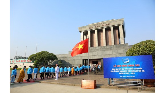 Các đại biểu thanh niên báo công dâng Bác