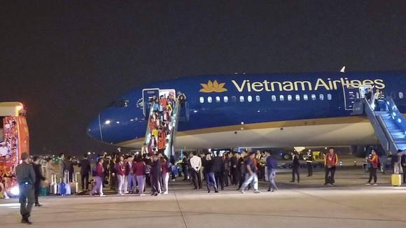 Máy bay chở Đoàn Thể thao Việt Nam đã đáp xuống sân bay Nội Bài