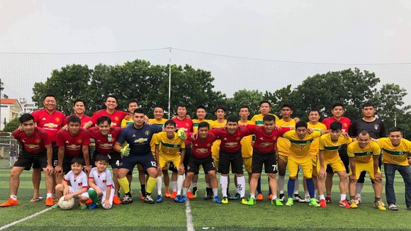 Đánh Không Đá FC (áo đỏ) và Chelsea Saigon All Stars trước trận đấu