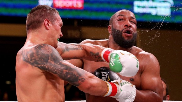 Một cú ra quyền đánh "lật mặt" đối thủ của Usyk