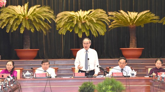 Đồng chí Nguyễn Thiện Nhân, Ủy viên Bộ Chính trị, Bí thư Thành ủy TPHCM, phát biểu tại Hội nghị Thành ủy lần thứ 32. Ảnh: VIỆT DŨNG