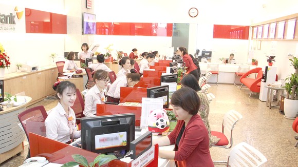 Giao dịch tại một ngân hàng ở TPHCM. Ảnh: PHAN LÊ