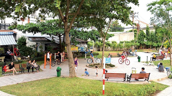 Công viên phường 15, quận 8 dưới chân cầu số 3 đường Nguyễn Sỹ Cố, từng là nơi đổ rác tự phát. Ảnh: NGUYỄN NHÂN