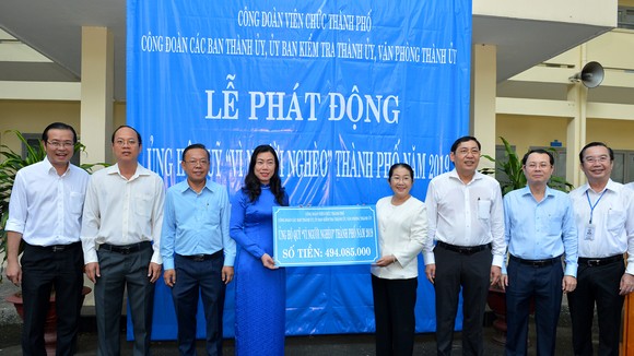 Phó Bí thư Thành ủy TPHCM Võ Thị Dung cùng các đồng chí lãnh đạo TP trao ủng hộ Quỹ "Vì người nghèo". Ảnh: VIỆT DŨNG
