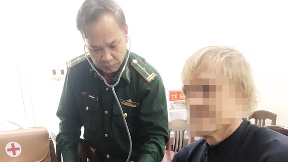 Cán bộ BĐBP tỉnh Bình Định chăm sóc sức khỏe cho ông DR. Mchael Haas