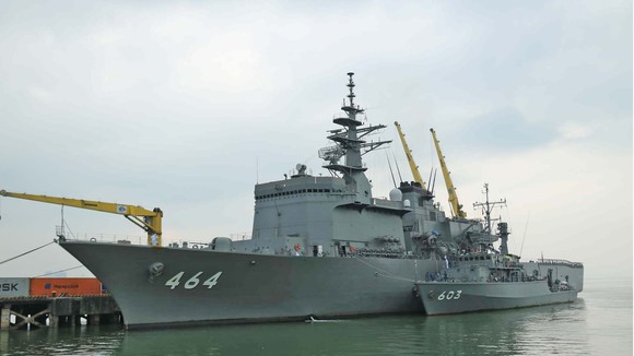 Hai tàu quét mìn Bungo và Takashima cập cảng Tiên Sa