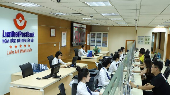 Khách hàng giao dịch tại LienVietPostBank