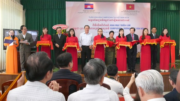 Các đại biểu cắt băng khai mạc triển lãm. Ảnh: HÀM LUÔNG