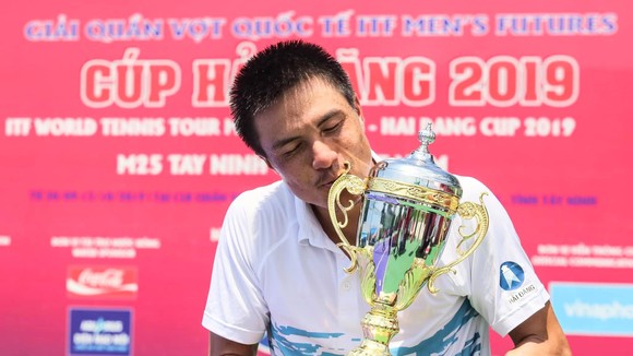Tay vợt Daniel Nguyễn với 2 chiếc cúp với địch tại Tây Ninh.