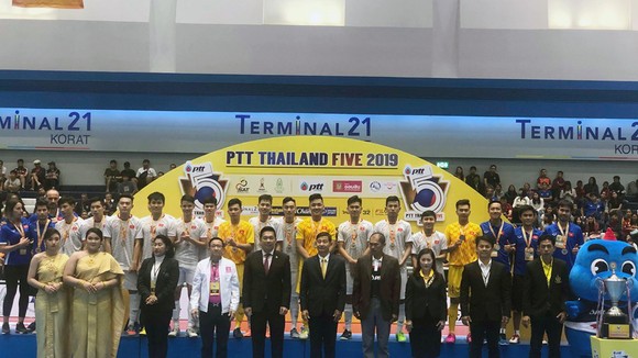 ĐT Futsal Việt Nam nhận Huy chương bạc tại lễ bế mạc. Ảnh: Đoàn Nhật