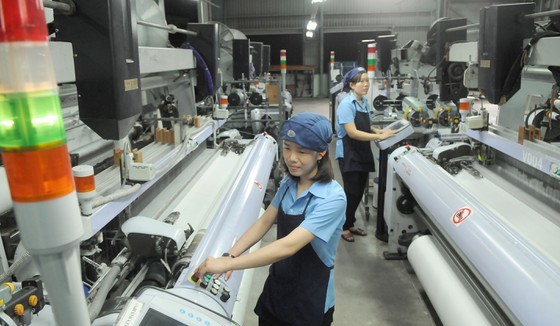 Garment and textile enterprises apply modern technology in production. (Photo: SGGP)
