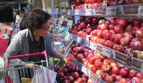 Prices of imported fruits have become more attractive to Vietnamese consumers. (Photo: SGGP)