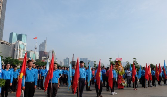 Young people offer incense and flowers in tribute to the late leader Nguyen Tat Thanh at Ho Chi Minh Museum – Ho Chi Minh City Branch. (Photo: Sggp)