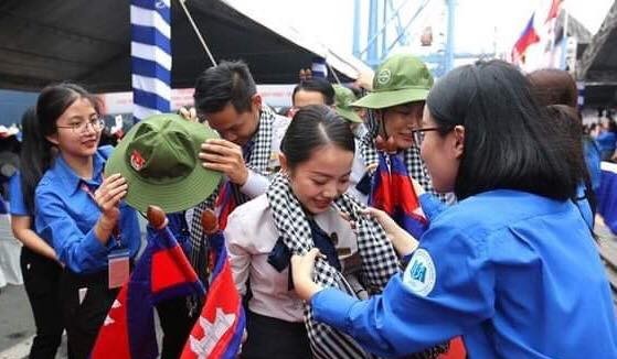 Members of the Ho Chi Minh Communist Youth Union welcome international friends. (Photo: VNA)