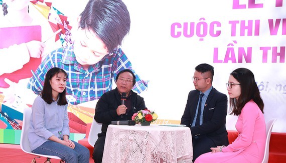 Well known poet Tran Dang Khoa speaks in the launching ceremony. (Photo: Sggp)