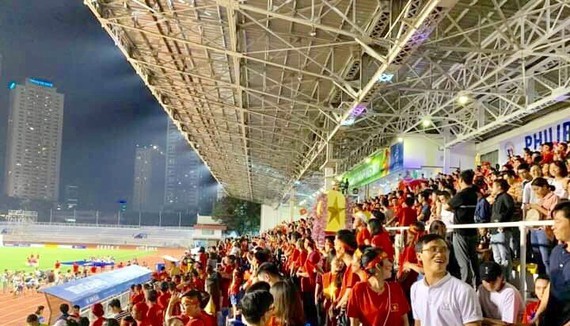 Vietnamese football fans suport the national football team in the Philippines.