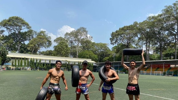 Võ sĩ Nguyễn Trần Duy Nhất cùng đồng nghiệp tập luyện tại sân Tao Đàn. Ảnh: DŨNG PHƯƠNG