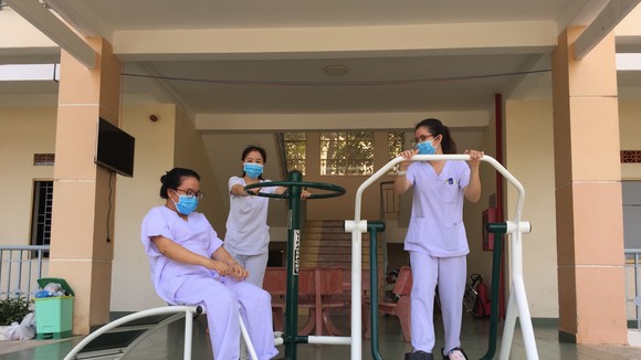 Các y bác sĩ ở Bệnh viện Dã chiến Củ Chi tập luyện với thiết bị vừa được trao tặng.
