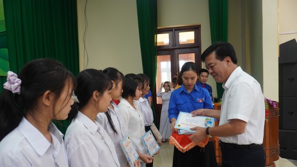 Ông Ngô Văn Đông (Tổng Giám đốc Cty CP phân bón Bình Điền) trao học bổng cho các học trò nghèo học giỏi ở tỉnh Thanh Hóa. Ảnh: PHÚC NGUYỄN