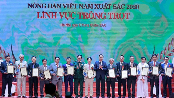 Trung tướng Vũ Hải Sản, Ủy viên BCH Trung ương Đảng, Ủy viên Quân ủy Trung ương, Thứ trưởng Bộ Quốc Phòng và đồng chí Đào Ngọc Dung, Ủy viên BCH Trung ương Đảng, Bộ trưởng Bộ Lao động - Thương binh và Xã hội lên trao tặng bằng khen cho những nông dân Việt