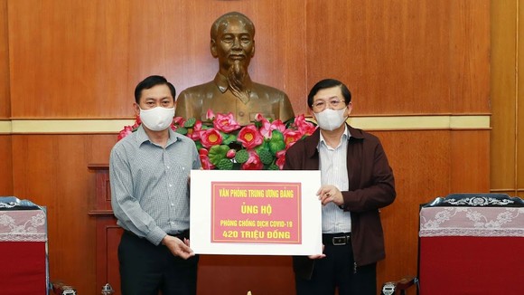 Đại diện Văn phòng Trung ương trao Đảng ủng hộ phòng chống dịch ngày
