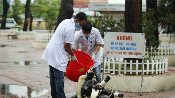 Hà Nội tiến hành công tác khử khuẩn ở các điểm thi, chuẩn bị cho kỳ thi tốt nghiệp THPT Quốc gia sắp diễn ra. Ảnh: QUANG PHÚC