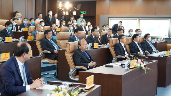 Thủ tướng Chính phủ và các đại biểu dự lễ khai trương. Ảnh: QUANG PHÚC