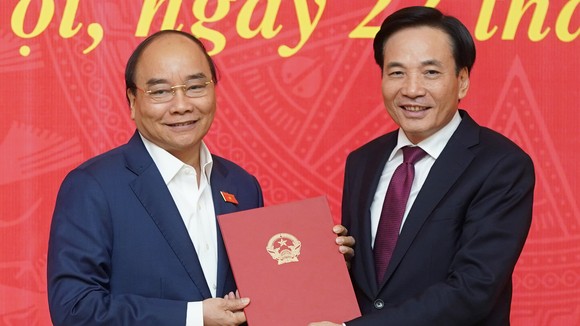 Thủ tướng Nguyễn Xuân Phúc trao quyết định bổ nhiệm Phó Chủ nhiệm Văn phòng Chính phủ cho ông Trần Văn Sơn. Ảnh: VGP