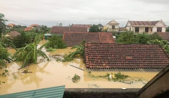 Lũ dâng cao, gây ngập nhà dân ở Quảng Bình, tháng 10-2020