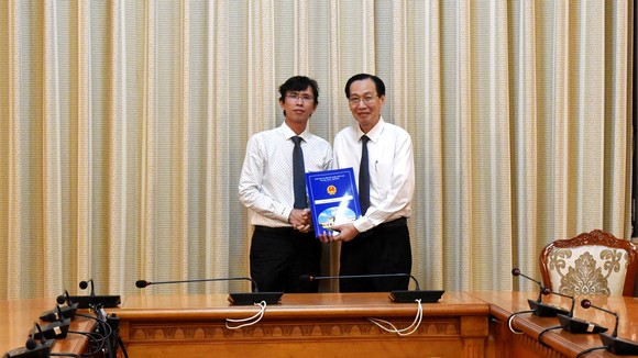 Phó Chủ tịch Thường trực UBND TPHCM Lê Thanh Liêm trao quyết định bổ nhiệm ông Nguyễn Anh Thi làm Trưởng ban Ban Quản lý Khu Công nghệ cao TPHCM