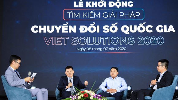Phần giao lưu tại lễ phát động cuộc thi Viet Solutions giữa các chuyên gia lĩnh vực chuyển đổi số ở Việt Nam hiện nay. Ảnh: T.B