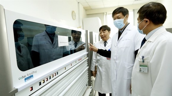 Experts from the Ministry of Health check disease prevention and control at the National Hospital for Tropical Diseases. — Photo VNA/VNS