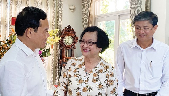 Standing Deputy Secretary Tran Luu Quang congratulates former Health Minister Associate Professor Tran Thi Trung Chien on special day (Photo: SGGP)