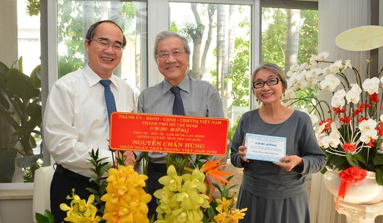 Mr. Nhan congratulates former Director of Tumor Hospital Professor Nguyen Chan Hung (Photo: SGGP)