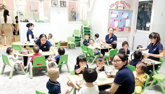 The city Labor Union gives gifts to 140 preschool teachers and laborers with financial hardship (Photo: SGGP)